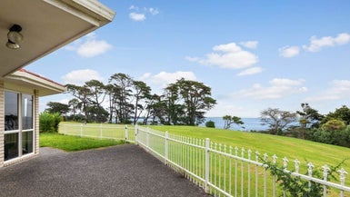 7 Nicholas Gibbons Drive, Clendon Park, Auckland - Carousel 1