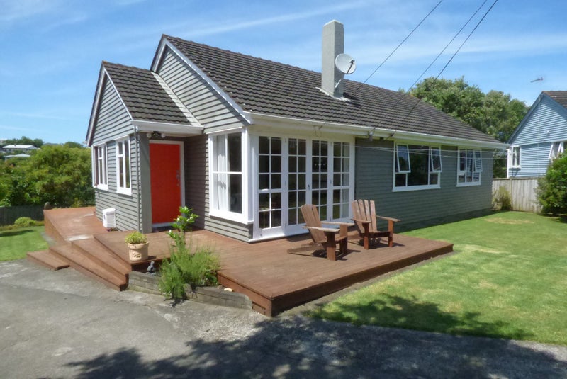 16 Elm Grove, Westown, New Plymouth - Carousel 1