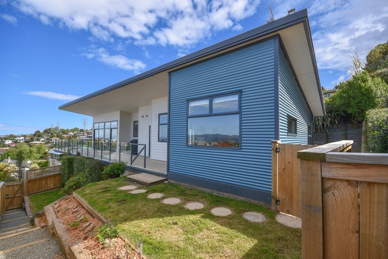 8 Larkins Street, Helensburgh, Dunedin - Carousel 1