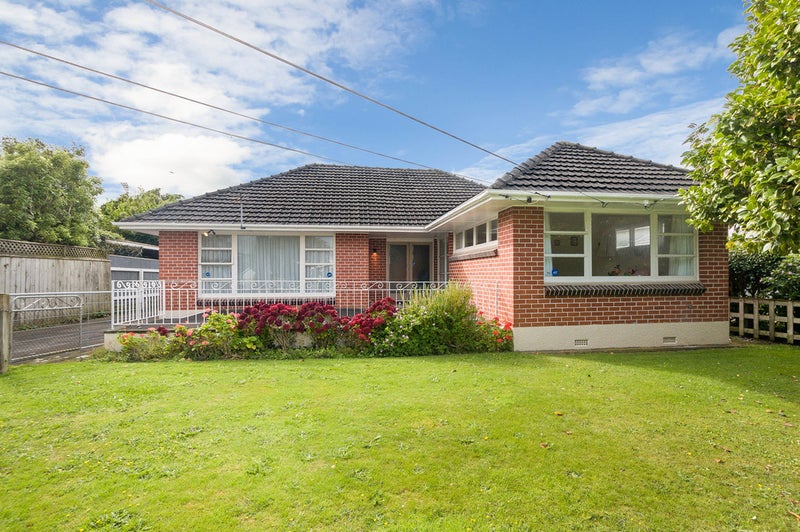 9 Saulbrey Grove, Woburn, Lower Hutt - Carousel 1
