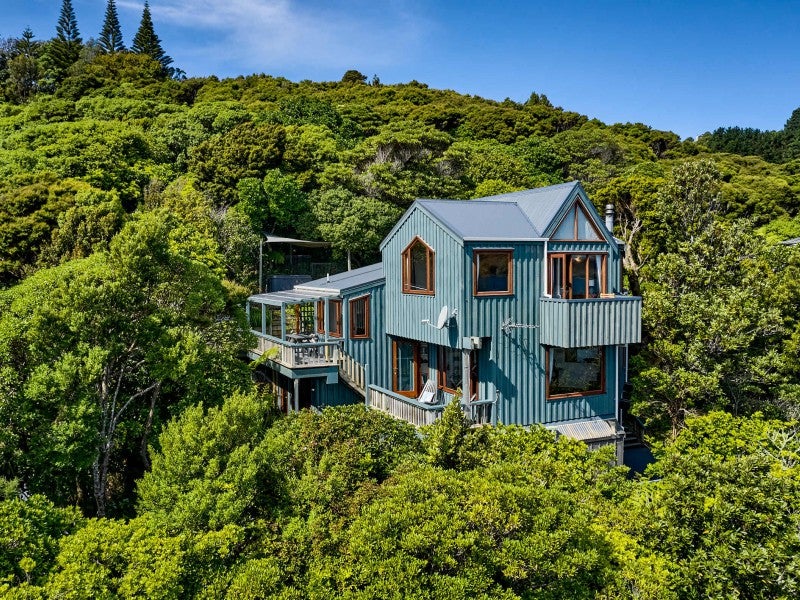 80 Cluny Road, Plimmerton, Porirua - Carousel 1