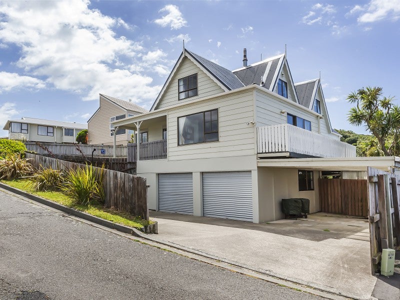 19 Welland Place, Island Bay, Wellington - Carousel 1