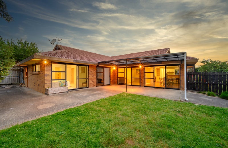 23 Lexington Drive, Botany Downs, Auckland - Carousel 1