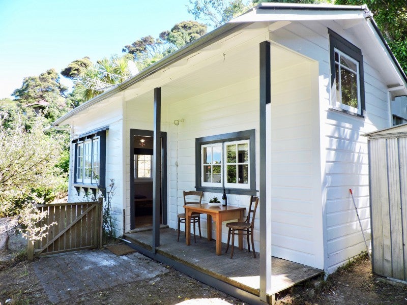 33 Airlie Road, Plimmerton, Porirua - Carousel 1