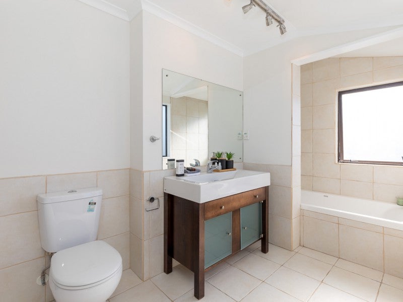 33 Gilbass Avenue, Hamilton Lake, Hamilton - Carousel 21