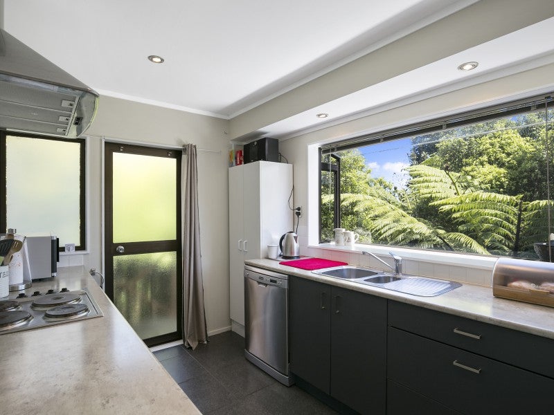 8 Tedder Way, Karori, Wellington - Carousel 2