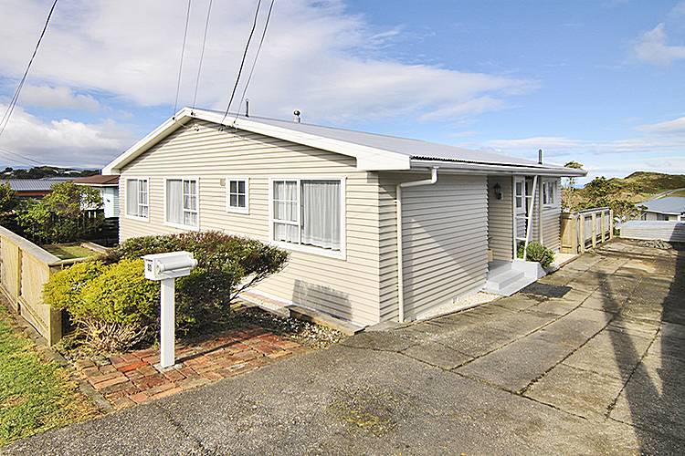 33 Cotswold Crescent, Newlands, Wellington - Carousel 1