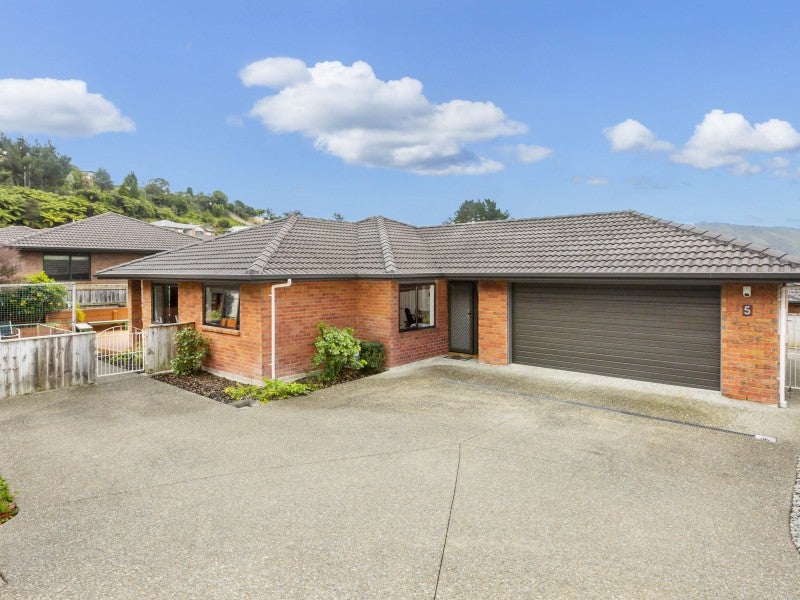 5 Beaufort Close, Kingsley Heights, Upper Hutt - Carousel 1