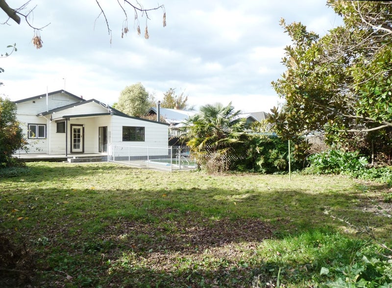 706 Avenue Road West, Saint Leonards, Hastings - Carousel 2