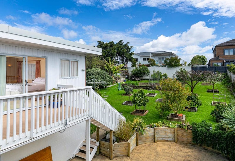 13 Kiteroa Terrace, Rothesay Bay, Auckland - Carousel 1