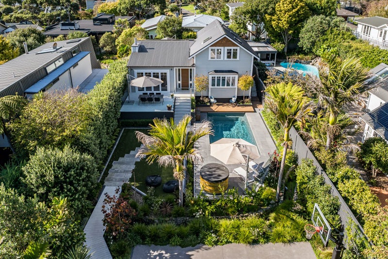 15 Nikau Street, Eastbourne, Lower Hutt - Carousel 1