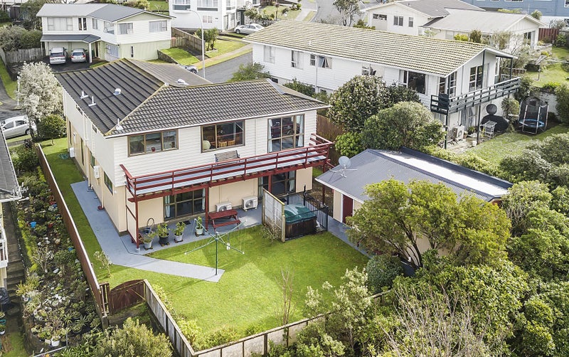 16 Turriff Crescent, Tawa, Wellington - Carousel 2