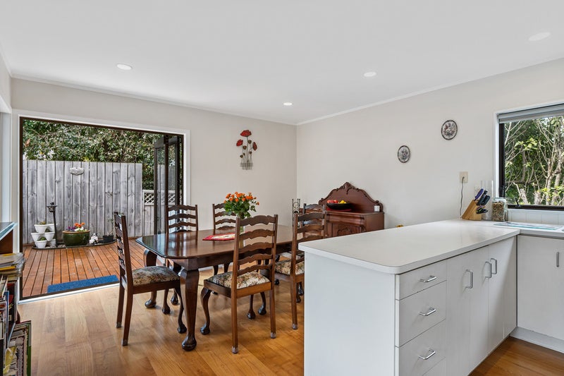 1/6 Pinewood Grove, Botany Downs, Auckland - Carousel 2