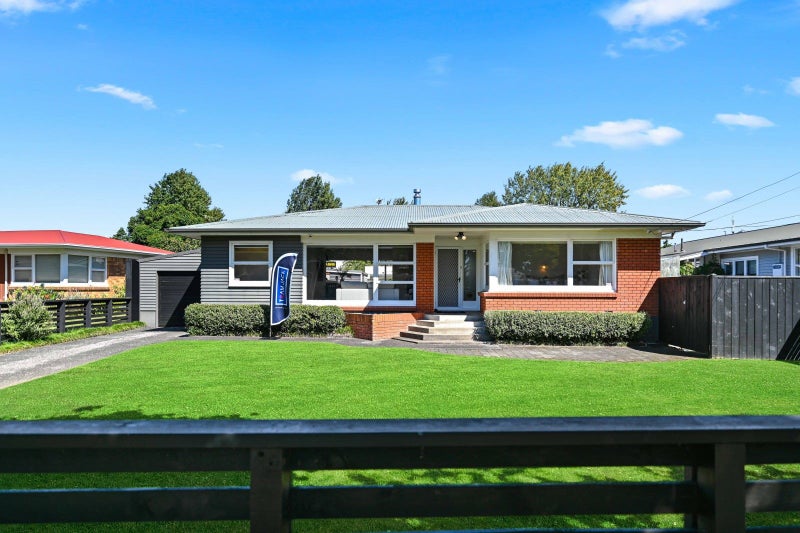 15 Rutherford Street, Chedworth, Hamilton - Carousel 1