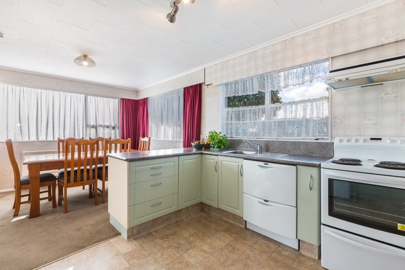 12 Fremont Grove, Totara Park, Upper Hutt - Carousel 2