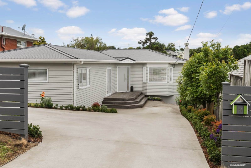 11 Meadowvale Avenue, Forrest Hill, Auckland - Carousel 1