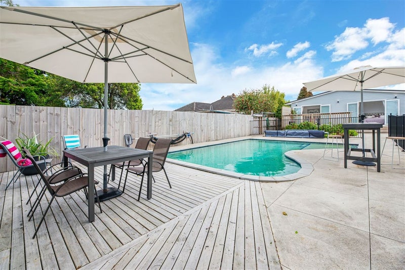 25 Tiroroa Avenue, Te Atatu South, Auckland - Carousel 1