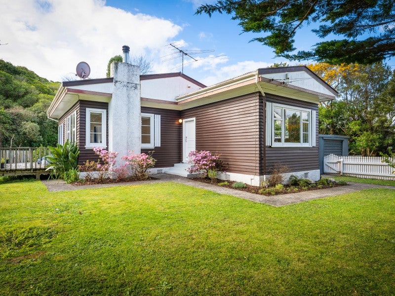 52 The Drive, Tawa, Wellington - Carousel 1