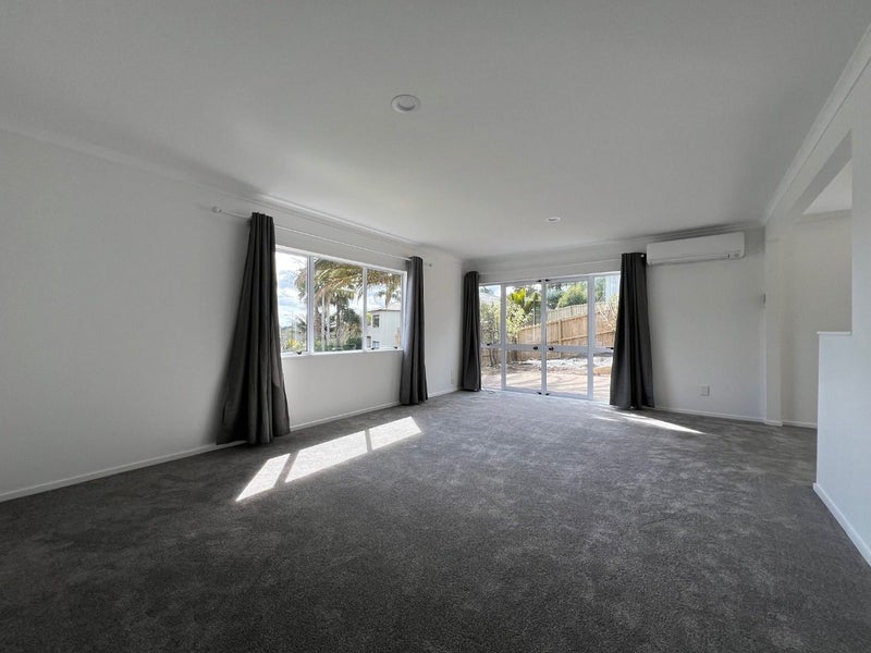 8 Thornbill Rise, Unsworth Heights, Auckland - Carousel 2