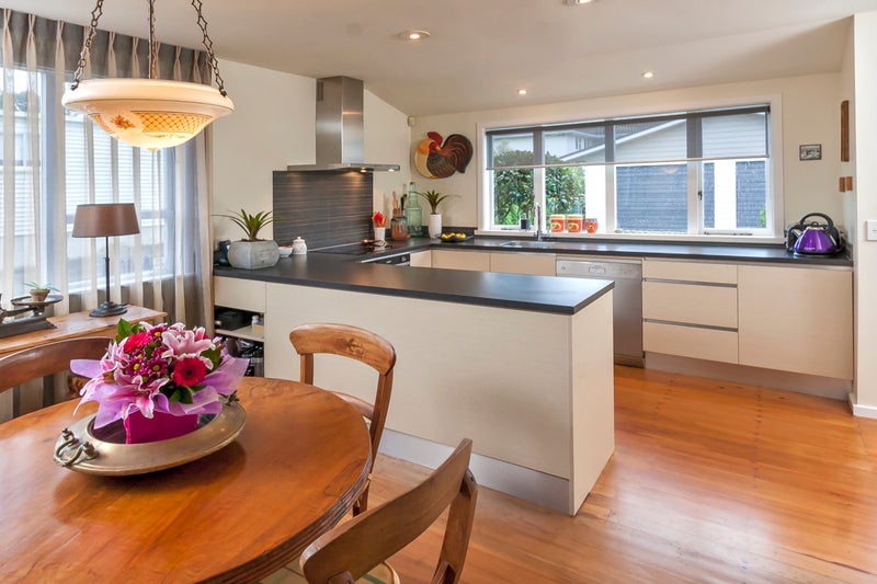 21 Weybridge Crescent, Glen Innes, Auckland - Carousel 2
