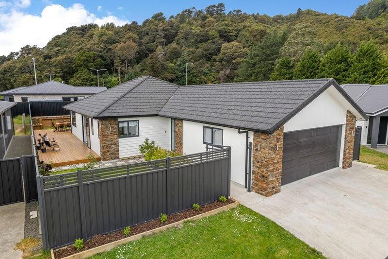 11 Salisbury Crescent, Wallaceville, Upper Hutt - Carousel 1