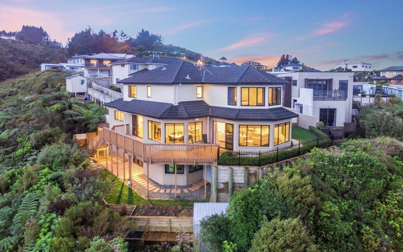 49 Arahiwi Grove, Tirohanga, Lower Hutt - Carousel 2