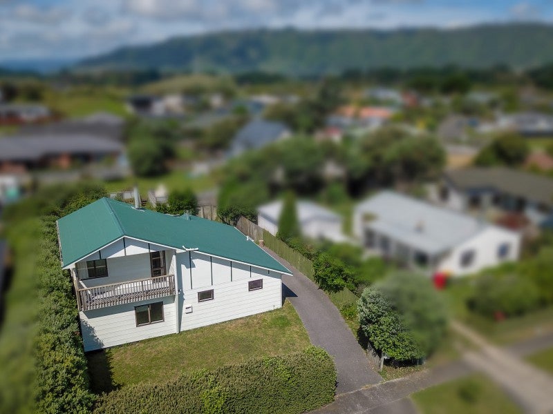 13 Reeves Street, Waikanae Beach, Waikanae - Carousel 2