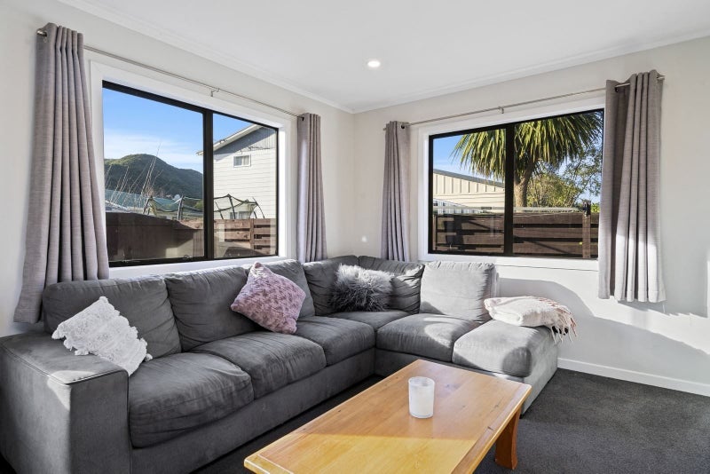 9 Laredo Grove, Totara Park, Upper Hutt - Carousel 2