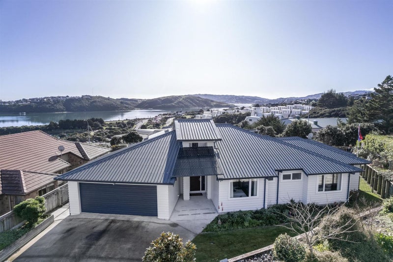 11 Hollyford Place, Aotea, Porirua - Carousel 1