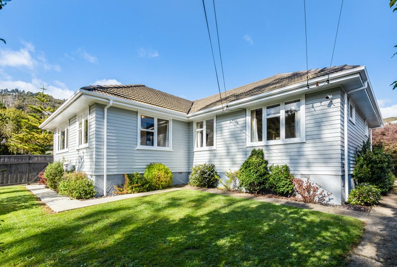 4 Lowry Crescent, Stokes Valley, Lower Hutt - Carousel 2