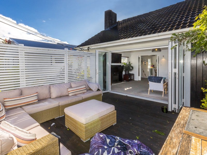 44 Dowling Grove, Silverstream, Upper Hutt - Carousel 2