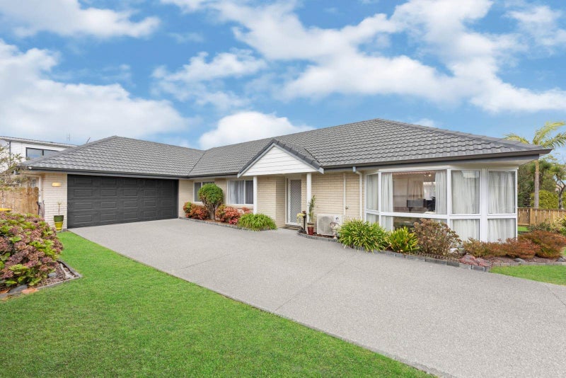 8 Headcorn Place, Botany Downs, Auckland - Carousel 1