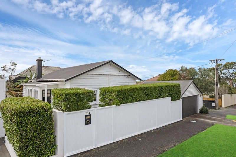 1/10 Merani Street, Narrow Neck, Auckland - Carousel 1