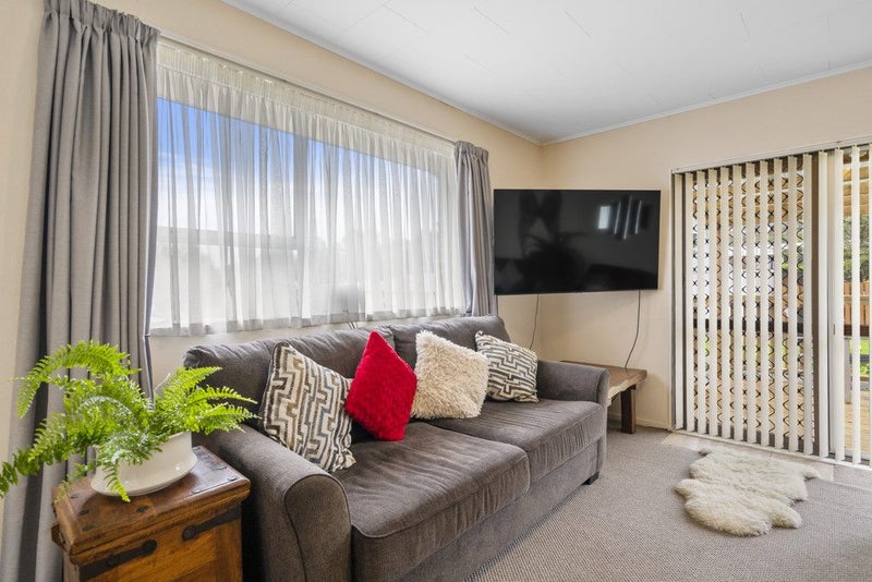 6 Garth Lane, Maoribank, Upper Hutt - Carousel 2