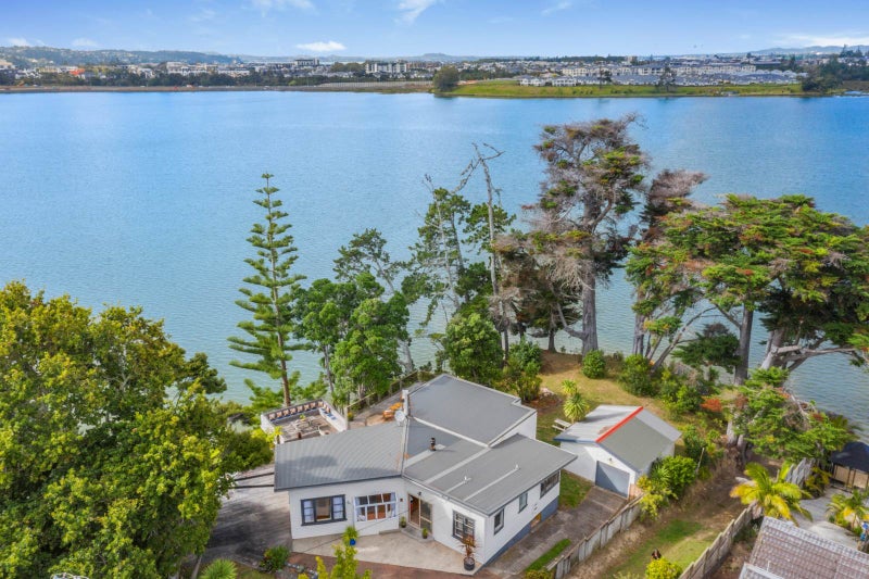 23 Ferry Parade, Herald Island, Auckland - Carousel 1