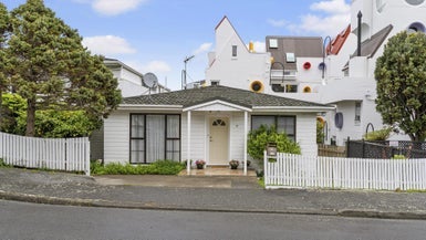 19 Tapiri Street, Hataitai, Wellington - Carousel 1