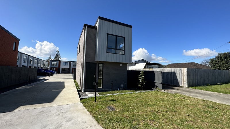 1/5 Hikurangi Street, Te Atatu Peninsula, Auckland - Carousel 1