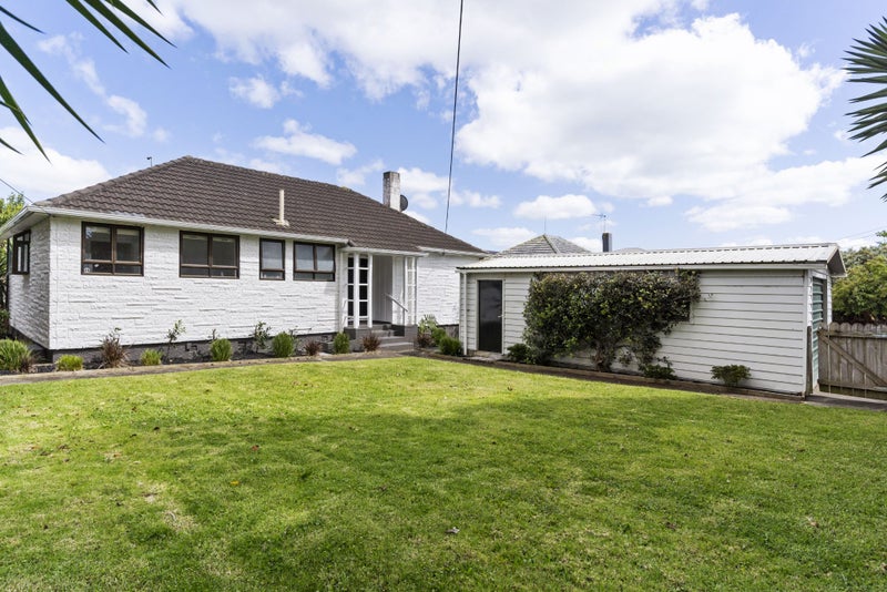 17 Waddell Avenue, Point England, Auckland - Carousel 1