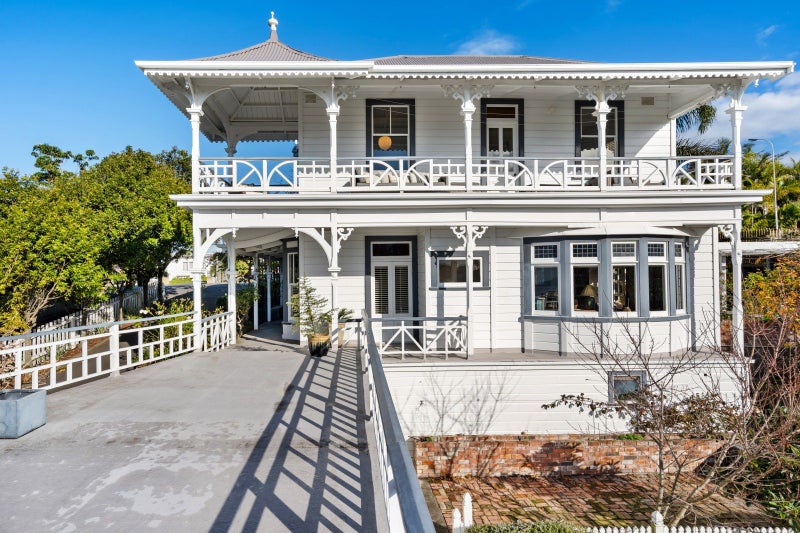 15 Colenso Avenue, Hospital Hill, Napier - Carousel 1