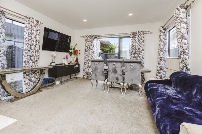 8/4 Glenhaven Place, Te Atatu Peninsula, Auckland - Carousel 1