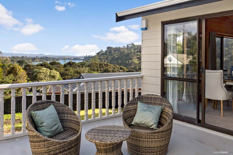 1 Thistledew Place, Bayview, Auckland - Carousel 1