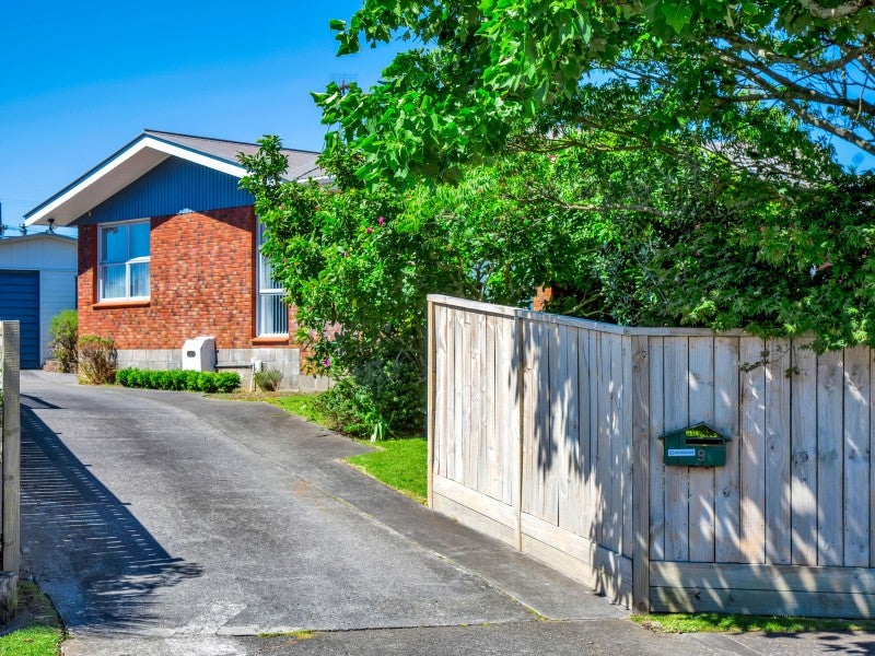 9 Kennedy Place, Merrilands, New Plymouth - Carousel 1