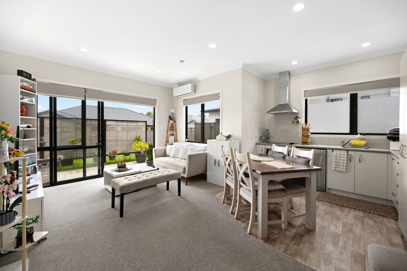 2/2 Lambert Court, Melville, Hamilton - Carousel 2