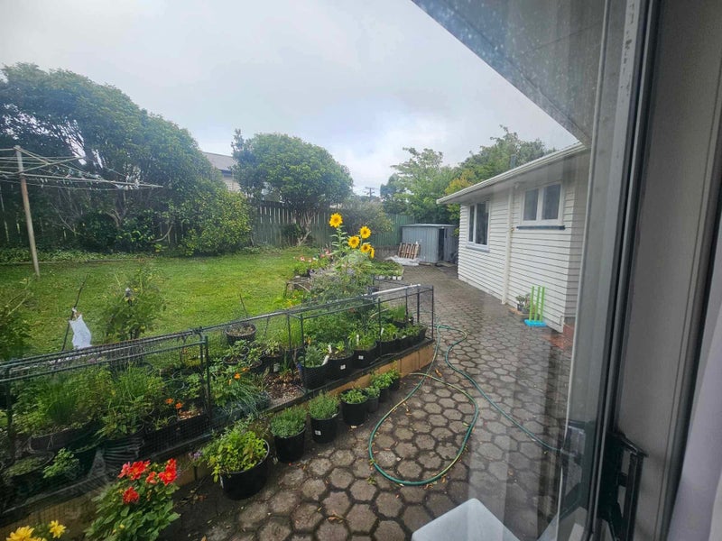 1 Kinapori Terrace, Newlands, Wellington - Carousel 2