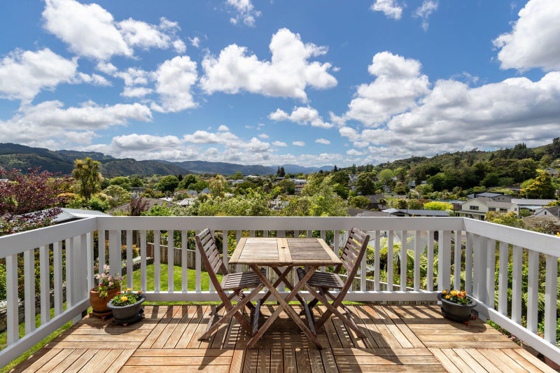 11 Tapestry Grove, Silverstream, Upper Hutt - Carousel 2