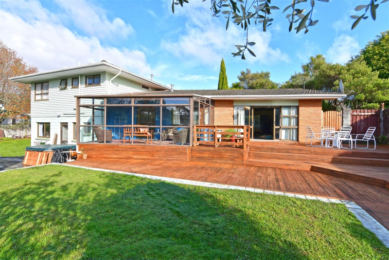 1 Tapestry Grove, Silverstream, Upper Hutt - Carousel 1