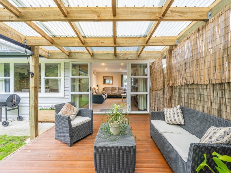 16 Barberry Grove, Maungaraki, Lower Hutt - Carousel 1