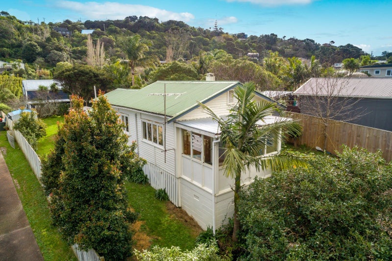 13 Surfdale Road, Surfdale, Waiheke Island - Carousel 1