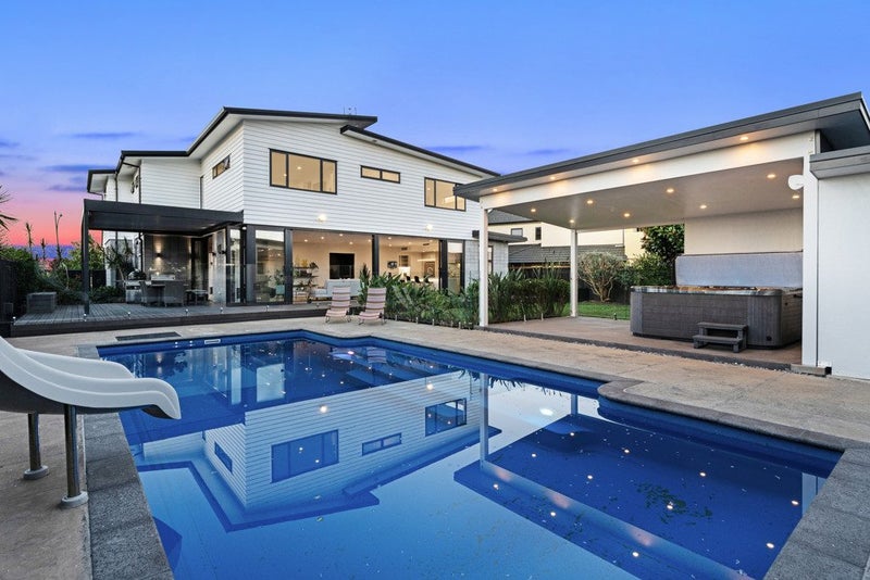 5 Parani Court, Te Atatu Peninsula, Auckland - Carousel 1