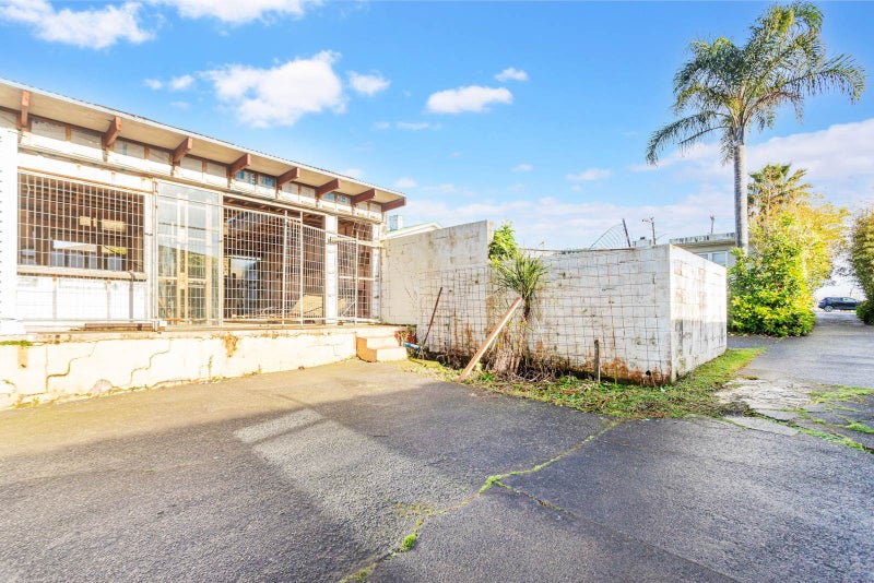 2/92 Titirangi Road, New Lynn, Auckland - Carousel 1